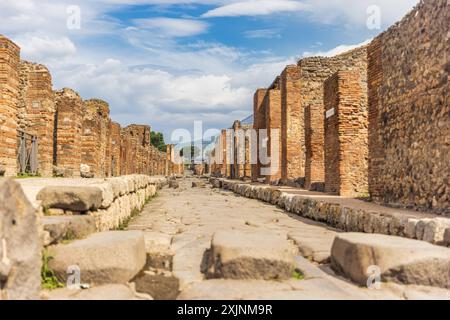 Berühmte antike Stadt Pompeji in der Nähe von Neapel. Wanderweg und Ruinen im antiken Pompeji, Kampanien, Italien berühmte antike Stadt Pompeji - Scavi di Pomp Stockfoto