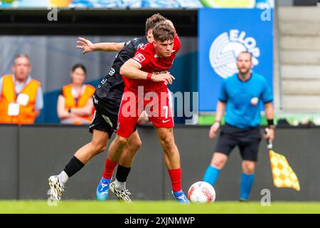 ZWEIKAMPF zwischen Luca Kronberger (7, SCR Altach) und Noah Weisshaupt (7, SC Freiburg) AUT, SCR Altach vs SC Freiburg, Fussball, Vorbereitung, Saison 2024/25.19.07.2024, Foto: Eibner-Pressefoto/Florian Wolf Stockfoto