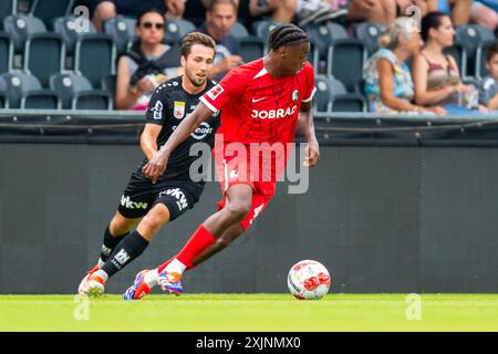 Johan Manzambi (44, SC Freiburg) vor Lukas Fadinger (30, SCR Altach) AUT, SCR Altach vs SC Freiburg, Fussball, Vorbereitung, Saison 2024/25.19.07.2024, Foto: Eibner-Pressefoto/Florian Wolf Stockfoto