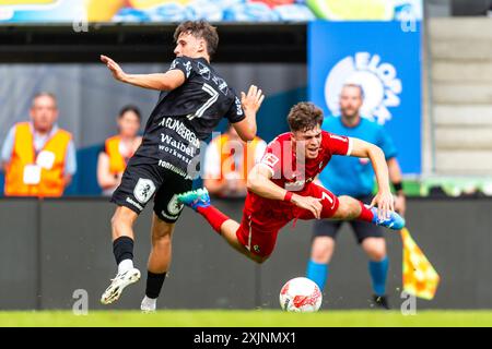 ZWEIKAMPF zwischen Luca Kronberger (7, SCR Altach) und Noah Weisshaupt (7, SC Freiburg) AUT, SCR Altach vs SC Freiburg, Fussball, Vorbereitung, Saison 2024/25.19.07.2024, Foto: Eibner-Pressefoto/Florian Wolf Stockfoto