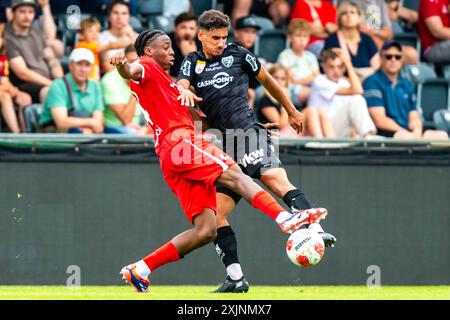 ZWEIKAMPF zwischen Johan Manzambi (44, SC Freiburg) und Sofian Bahloul (11, SCR Altach) AUT, SCR Altach vs SC Freiburg, Fussball, Vorbereitung, Saison 2024/25.19.07.2024, Foto: Eibner-Pressefoto/Florian Wolf Stockfoto