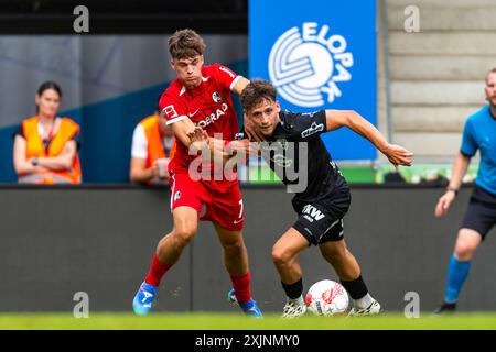 ZWEIKAMPF zwischen Luca Kronberger (7, SCR Altach) und Noah Weisshaupt (7, SC Freiburg) AUT, SCR Altach vs SC Freiburg, Fussball, Vorbereitung, Saison 2024/25.19.07.2024, Foto: Eibner-Pressefoto/Florian Wolf Stockfoto