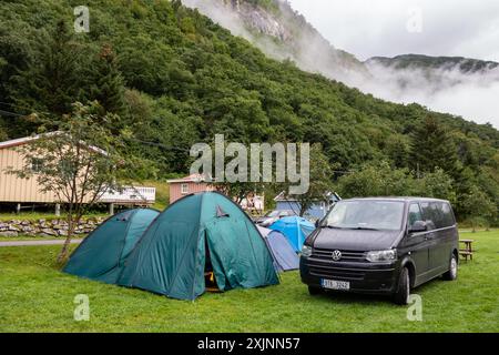 KINSARVIK, NORWEGEN - 13. AUGUST 2016: Volkswagen Caravelle Auto im Kinsarvik Camp in Norwegen, bewölktes Wetter und nasse Zelte Stockfoto