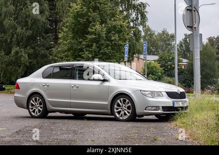 PETRVALD, TSCHECHISCHE REPUBLIK - 14. SEPTEMBER 2023: Silver Skoda Superb II Executive Liftback Car parkt auf der Straße Stockfoto