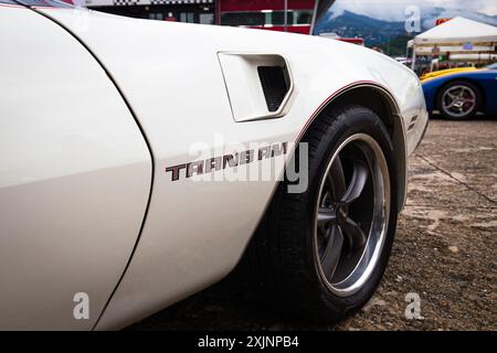 Der legendäre Pontiac Firebird mit seinem schlanken Design und seinem leistungsstarken Motor stiehlt auf der amerikanischen Automobilausstellung das Rampenlicht und fesselt Enthusiasten und Onl Stockfoto