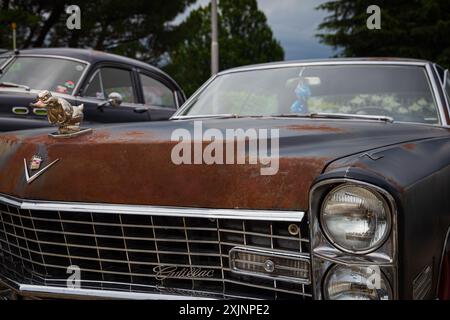 Der verwitterte Cadillac mit seinem einzigartigen Emblem an der Haube zieht neugierige Blicke und Bewunderung von den Besuchern der amerikanischen Autoausstellung, Highlight, auf sich Stockfoto