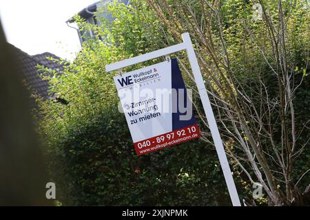 In zwischen Bahrenfeld und Othmarschen in Hamburg ist eine Wohnung durch einen Makler zu vermieten. Mit einem Schild wird darauf aufmerksam gemacht. In Hamburg ist der Wohnraum knapp und die Mieten hoch. News I Hamburg I 19.07.2024 *** Zwischen Bahrenfeld und Othmarschen in Hamburg steht eine Wohnung über einen Immobilienmakler zur Miete Ein Schild macht darauf aufmerksam in Hamburg, Wohnfläche knapp und Mieten hoch News I Hamburg I 19 07 2024 Stockfoto