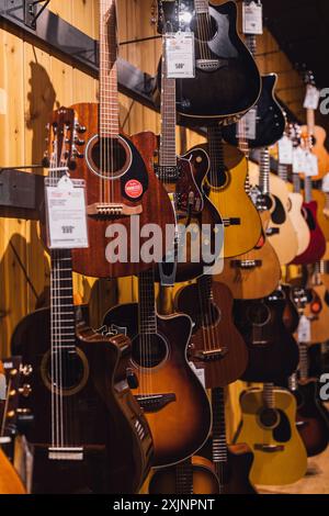 Wand aus Akustikgitarren zum Verkauf im Guitar Center Stockfoto