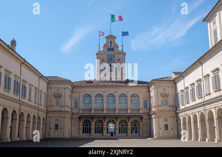 ROM, ITALIEN - MAI 2018: Blick auf einen Innenhof des Quirinalpalastes, Sitz des Präsidenten der Italienischen Republik, im Mai in Rom, Italien Stockfoto