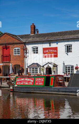 Ehemaliger Arbeitskanal Schmalboot Perch, vor dem Swan inn Public House am Trent and Mersey Kanal in Fradley Junction Staffordshire Stockfoto