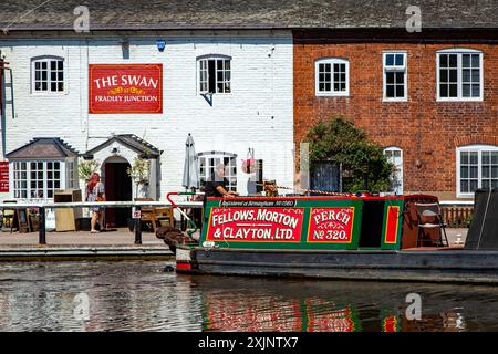 Ehemaliger Arbeitskanal Schmalboot Perch, vor dem Swan inn Public House am Trent and Mersey Kanal in Fradley Junction Staffordshire Stockfoto