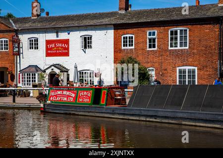 Ehemaliger Arbeitskanal Schmalboot Perch, vor dem Swan inn Public House am Trent and Mersey Kanal in Fradley Junction Staffordshire Stockfoto