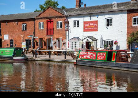 Ehemaliger Arbeitskanal Schmalboot Perch, vor dem Swan inn Public House am Trent and Mersey Kanal in Fradley Junction Staffordshire Stockfoto