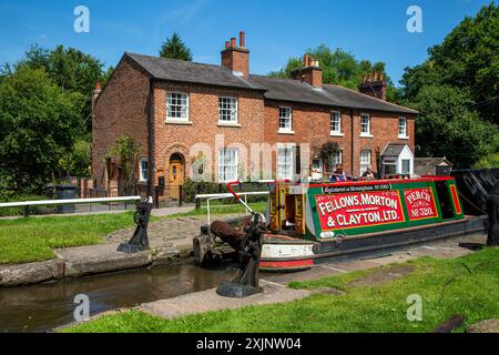 Die ehemaligen Fellows Morton und Clayton arbeiten an einem Schmalboot-Kanal, der durch die Schleusen und Kanalhütten in Fradley Junction Staffordshire führt Stockfoto