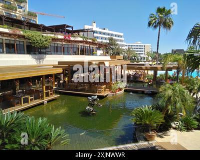 Limassol, Zypern - 4. April 2018: Das schöne Four Seasons Hotels and Resorts Gebäude Limassol auf Zypern Stockfoto