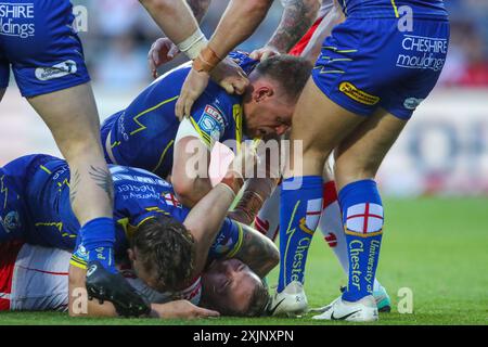 St Helens, Großbritannien. Juli 2024. Während des Spiels der Betfred Super League Runde 18 St Helens gegen Warrington Wolves im Totally Wicked Stadium, St Helens, Vereinigtes Königreich, 19. Juli 2024 (Foto: Gareth Evans/News Images) in St Helens, Vereinigtes Königreich, am 19. Juli 2024 drohen die Tempers zu kochen. (Foto: Gareth Evans/News Images/SIPA USA) Credit: SIPA USA/Alamy Live News Stockfoto