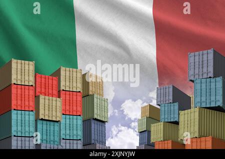 Italienische Flagge und großer Stapel von Frachtcontainern in Docks mit Himmelshintergrund aus nächster Nähe Stockfoto