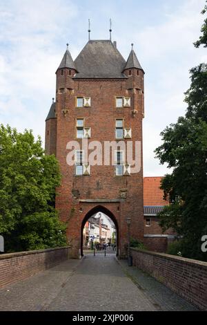 XANTEN, DEUTSCHLAND - 1. JUNI 2024: Blick auf das innere Klever Tor (Klever-Turm), Teil der mittelalterlichen Stadtmauer von Xanten, von dem aus man die Klever-Straße erreichen kann Stockfoto