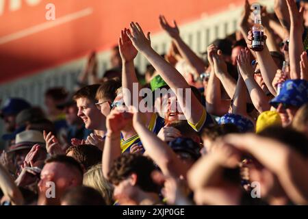 St Helens, Großbritannien. Juli 2024. Fans von Warrington Wolves feiern am 19. Juli 2024 im Totally Wicked Stadium, St Helens, Vereinigtes Königreich (Foto: Gareth Evans/News Images) in St. Helens, Vereinigtes Königreich am 19. Juli 2024. (Foto: Gareth Evans/News Images/SIPA USA) Credit: SIPA USA/Alamy Live News Stockfoto