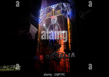 Palermo, Italien. Juli 2024. Lichter, die St. Rosalia während der Feier repräsentieren. Palermo feierte den 400. Jahrestag der Entdeckung der Leiche von St. Rosalia. Dieses Jahr wurde die Feier des schutzheiligen von Palermo mit Aufführungen und Feuerwerken am Wasser bereichert. (Credit Image: © Valeria Ferraro/SOPA Images via ZUMA Press Wire) NUR REDAKTIONELLE VERWENDUNG! Nicht für kommerzielle ZWECKE! Stockfoto