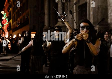 Palermo, Italien. Juli 2024. Künstler, die während der Feier auf der Straße spazieren gingen. Palermo feierte den 400. Jahrestag der Entdeckung der Leiche von St. Rosalia. Dieses Jahr wurde die Feier des schutzheiligen von Palermo mit Aufführungen und Feuerwerken am Wasser bereichert. (Foto: Valeria Ferraro/SOPA Images/SIPA USA) Credit: SIPA USA/Alamy Live News Stockfoto