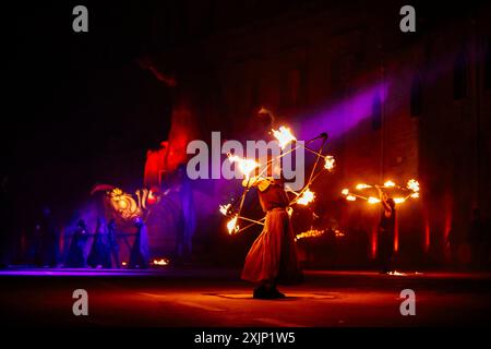 Palermo, Italien. Juli 2024. Jongleure, die während der Zeremonie gesehen wurden. Palermo feierte den 400. Jahrestag der Entdeckung der Leiche von St. Rosalia. Dieses Jahr wurde die Feier des schutzheiligen von Palermo mit Aufführungen und Feuerwerken am Wasser bereichert. (Foto: Valeria Ferraro/SOPA Images/SIPA USA) Credit: SIPA USA/Alamy Live News Stockfoto