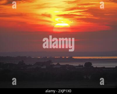 Minster on Sea, Kent, Großbritannien. Juli 2024. Wetter in Großbritannien: Atemberaubender Turneresque Hitzewelle Sonnenuntergang über der Themse, gesehen von Minster on Sea, Kent an dem heißesten Tag des Jahres. Quelle: James Bell/Alamy Live News Stockfoto