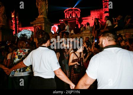 Palermo, Italien. Juli 2024. Der Sicherheitsdienst, der die Menschen in der Nähe der Kathedrale während der Feier beschützt hat. Palermo feierte den 400. Jahrestag der Entdeckung der Leiche von St. Rosalia. Dieses Jahr wurde die Feier des schutzheiligen von Palermo mit Aufführungen und Feuerwerken am Wasser bereichert. (Foto: Valeria Ferraro/SOPA Images/SIPA USA) Credit: SIPA USA/Alamy Live News Stockfoto