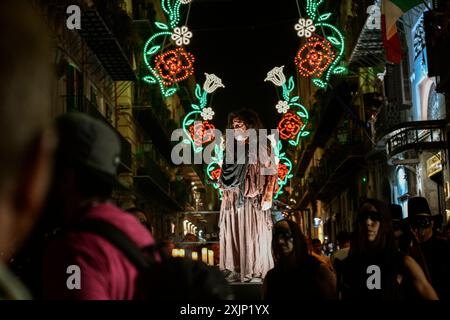 Palermo, Italien. Juli 2024. Die Darstellung der Pest auf einem Wagen. Palermo feierte den 400. Jahrestag der Entdeckung der Leiche von St. Rosalia. Dieses Jahr wurde die Feier des schutzheiligen von Palermo mit Aufführungen und Feuerwerken am Wasser bereichert. (Foto: Valeria Ferraro/SOPA Images/SIPA USA) Credit: SIPA USA/Alamy Live News Stockfoto