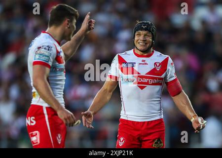 Jack Welsby aus St. Helens und Jonny Lomax aus St. Helens im Gespräch während des 18. Spiels der Betfred Super League in St. Helens gegen Warrington Wolves im Totally Wicked Stadium, St Helens, Großbritannien, 19. Juli 2024 (Foto: Gareth Evans/News Images) Stockfoto