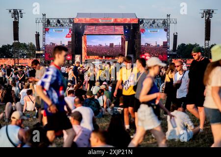 Nordholz, Deutschland. Juli 2024. Zahlreiche Festivalbesucher sehen sich ein Konzert der Band Tokio Hotel beim Deichbrand Festival an. Das Open-Air-Festival mit rund 60.000 Besuchern findet vom 18. Bis 21. Juli statt. Quelle: Hauke-Christian Dittrich/dpa/Alamy Live News Stockfoto