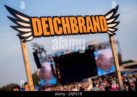 Nordholz, Deutschland. Juli 2024. Das Deichbrand Festival Logo steht vor einer Bühne auf dem Festivalgelände. Das Open-Air-Festival mit rund 60.000 Besuchern findet vom 18. Bis 21. Juli statt. Quelle: Hauke-Christian Dittrich/dpa/Alamy Live News Stockfoto