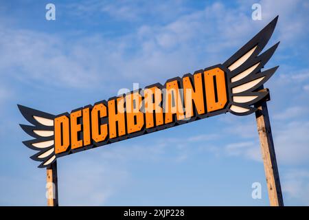 Nordholz, Deutschland. Juli 2024. Das Deichbrand Festival Logo steht vor einer Bühne auf dem Festivalgelände. Das Open-Air-Festival mit rund 60.000 Besuchern findet vom 18. Bis 21. Juli statt. Quelle: Hauke-Christian Dittrich/dpa/Alamy Live News Stockfoto