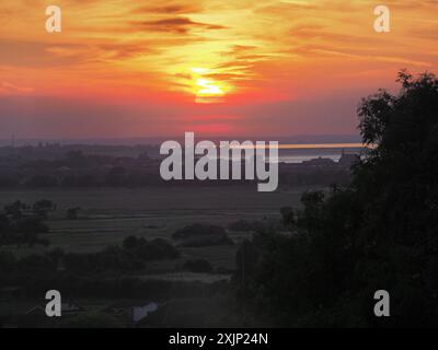 Minster on Sea, Kent, Großbritannien. Juli 2024. Wetter in Großbritannien: Atemberaubender Turneresque Hitzewelle Sonnenuntergang über der Themse, gesehen von Minster on Sea, Kent an dem heißesten Tag des Jahres. Quelle: James Bell/Alamy Live News Stockfoto