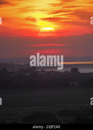 Minster on Sea, Kent, Großbritannien. Juli 2024. Wetter in Großbritannien: Atemberaubender Turneresque Hitzewelle Sonnenuntergang über der Themse, gesehen von Minster on Sea, Kent an dem heißesten Tag des Jahres. Quelle: James Bell/Alamy Live News Stockfoto