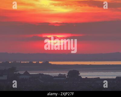 Minster on Sea, Kent, Großbritannien. Juli 2024. Wetter in Großbritannien: Atemberaubender Turneresque Hitzewelle Sonnenuntergang über der Themse, gesehen von Minster on Sea, Kent an dem heißesten Tag des Jahres. Quelle: James Bell/Alamy Live News Stockfoto