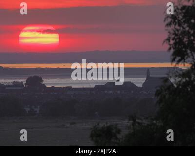 Minster on Sea, Kent, Großbritannien. Juli 2024. Wetter in Großbritannien: Atemberaubender Turneresque Hitzewelle Sonnenuntergang über der Themse, gesehen von Minster on Sea, Kent an dem heißesten Tag des Jahres. Quelle: James Bell/Alamy Live News Stockfoto