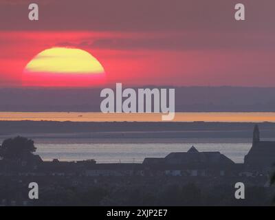 Minster on Sea, Kent, Großbritannien. Juli 2024. Wetter in Großbritannien: Atemberaubender Turneresque Hitzewelle Sonnenuntergang über der Themse, gesehen von Minster on Sea, Kent an dem heißesten Tag des Jahres. Quelle: James Bell/Alamy Live News Stockfoto