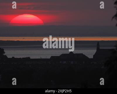 Minster on Sea, Kent, Großbritannien. Juli 2024. Wetter in Großbritannien: Atemberaubender Turneresque Hitzewelle Sonnenuntergang über der Themse, gesehen von Minster on Sea, Kent an dem heißesten Tag des Jahres. Quelle: James Bell/Alamy Live News Stockfoto