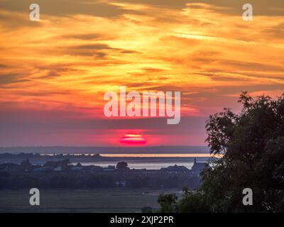 Minster on Sea, Kent, Großbritannien. Juli 2024. Wetter in Großbritannien: Atemberaubender Turneresque Hitzewelle Sonnenuntergang über der Themse, gesehen von Minster on Sea, Kent an dem heißesten Tag des Jahres. Quelle: James Bell/Alamy Live News Stockfoto