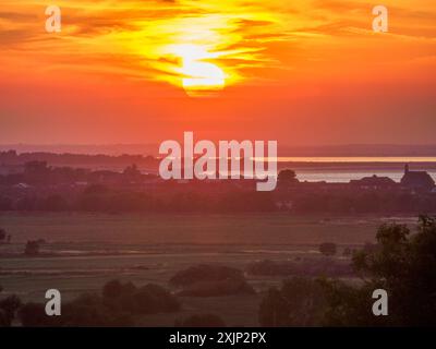 Minster on Sea, Kent, Großbritannien. Juli 2024. Wetter in Großbritannien: Atemberaubender Sonnenuntergang über der Themse, von Minster on Sea, Kent aus gesehen, am heißesten Tag des Jahres. Quelle: James Bell/Alamy Live News Stockfoto