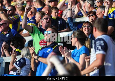 St Helens, Großbritannien. Juli 2024. Fans von Warrington Wolves feiern am 19. Juli 2024 im Totally Wicked Stadium, St Helens, Vereinigtes Königreich (Foto: Gareth Evans/News Images) in St. Helens, Vereinigtes Königreich am 19. Juli 2024. (Foto: Gareth Evans/News Images/SIPA USA) Credit: SIPA USA/Alamy Live News Stockfoto