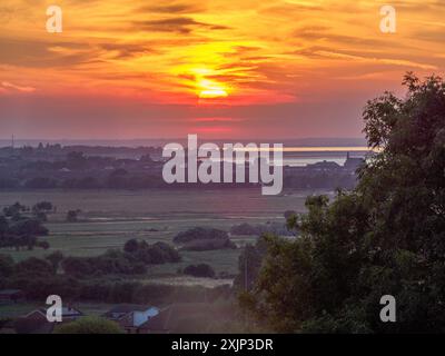 Minster on Sea, Kent, Großbritannien. Juli 2024. Wetter in Großbritannien: Atemberaubender Turneresque Hitzewelle Sonnenuntergang über der Themse, gesehen von Minster on Sea, Kent an dem heißesten Tag des Jahres. Quelle: James Bell/Alamy Live News Stockfoto