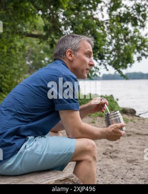 Der Bräutigam legt den Ehering auf die Braut bei der Hochzeitszeremonie. Hand in Hand. Hochzeit, Urlaub, Verlobung. Stockfoto