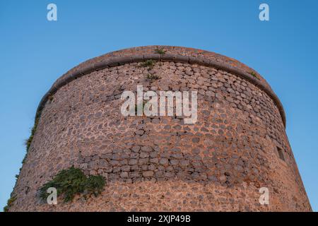 Der historische Picada-Turm, etwa 11 Meter hoch, ist einer der größten historischen Türme auf Mallorca, der zum Schutz vor Piratenangriffen errichtet wurde Stockfoto