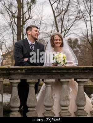 Die Braut und der Bräutigam stehen auf dem Balkon eines alten Burggebäudes. Familie, Glück, Liebe Stockfoto