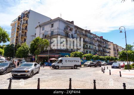 Batumi, Georgia - 14. JUNI 2024: Wohnblocks im sowjetischen Stil in der Innenstadt von Batumi, Adjara, Georgia. Stockfoto