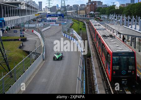 LONDON, VEREINIGTES KÖNIGREICH. Juli 24. Blick vom DLR-Bahnhof Prince Regent am 1. Tag beim ABB FIA Formel E 2024 Hankook London E-Prix beim Excel am Freitag, 19. Juli 2024 in LONDON, ENGLAND. Quelle: Taka G Wu/Alamy Live News Stockfoto