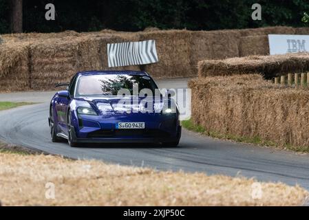 2024 Porsche Taycan Turbo GT Elektroauto fährt beim Goodwood Festival of Speed 2024 Motorsport Event in Großbritannien die Bergsteige hinauf Stockfoto