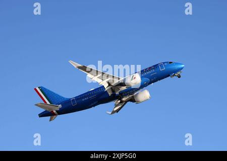 Airbus A220- 100 von ITA Airways im Steigflug nach dem Start am London City Airport, 19.07.2024, Großbritanien, *** Airbus A220 100 von ITA Airways Climbing After take off at London City Airport, 19 07 2024, Vereinigtes Königreich, Stockfoto